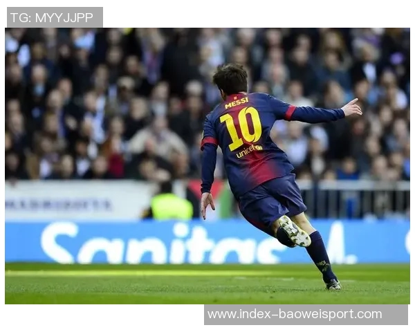 瓦尔迪禁区内展现惊人柔韧性头球攻门险些破门引发全场惊叹