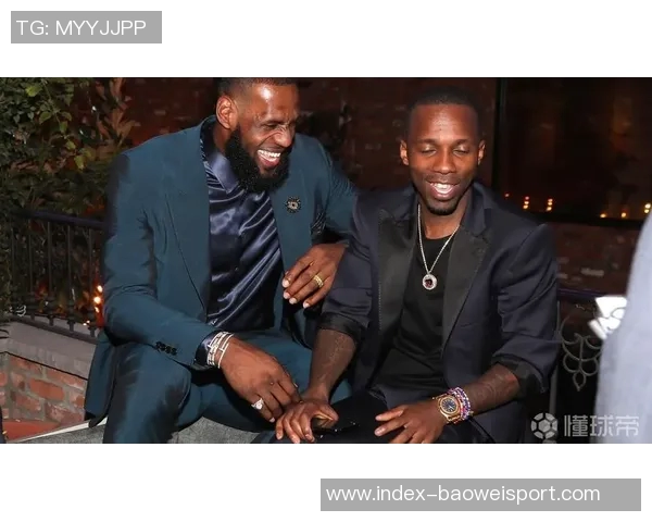 詹姆斯在家高尔夫模拟器练球分享精进球技的日常时光