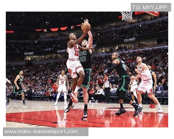 克拉克斯顿内线表现抢眼15分钟内高效拿下11分并抢8篮板