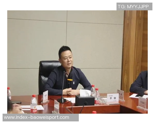 芬奇谈球队困境：团结一致共克时艰的决心与信念